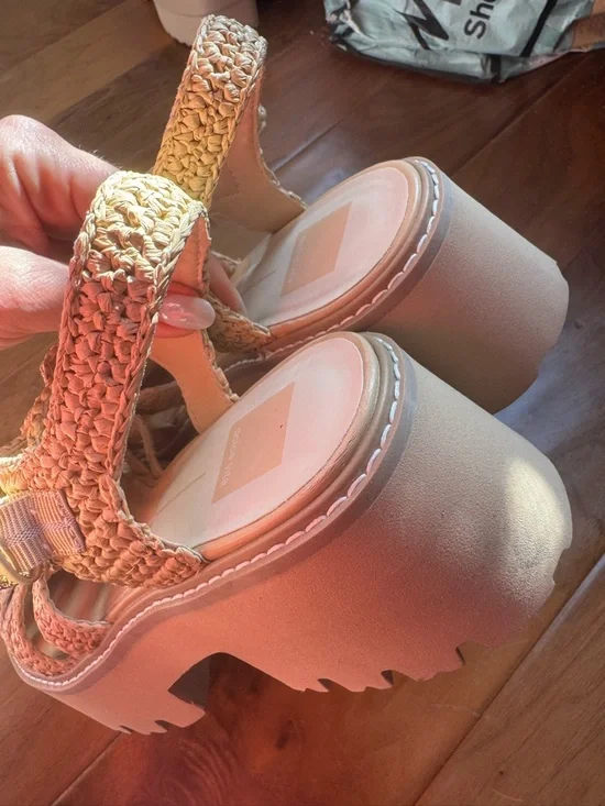 NWT Dolce Vita Lasly Platform
Sandal Sz 9 (no original box) - Picture 12 of 14